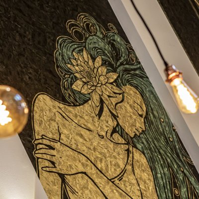 Detail tapety ve Fantově kavárně